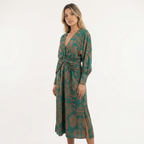 Elegantne Klassikalise Lõikega Kleid
